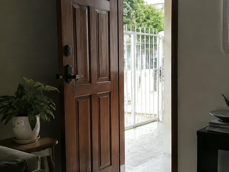 Puerta de entrada abierta de una casa en Panamá